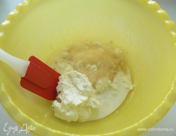  смешать  творог, молоко, масло, сахар, ванильный сахар и соль. 