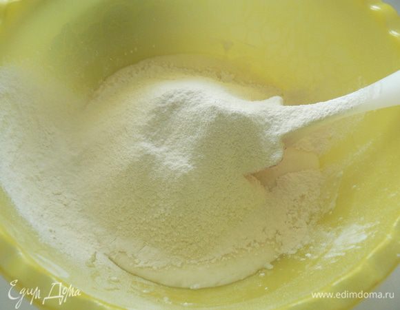 добавить муку с разрыхлителем