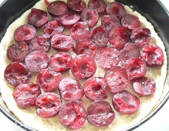 выложить половинки слив,верх срезом