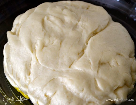 Как только тесто увеличится вдвое, раскатать его в пласт толщиной 3 мм. 