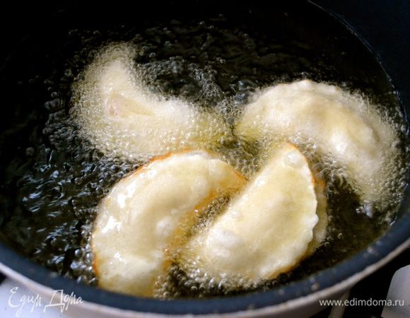 Разогреть растительное масло (лучше всего арахисовое) в глубокой кастрюле. Обжаривать "полумесяцы" небольшими партиями. 