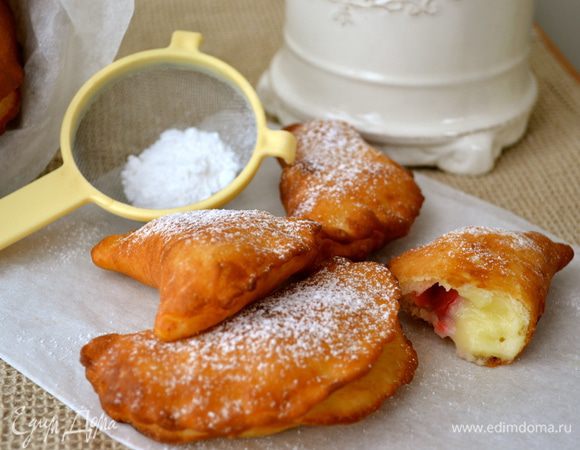 Как только приобретут золотистый цвет с обеих сторон (обжариваются очень быстро!), выложить на бумажное полотенце и позволить впитаться остаткам жира. Готовые "полумесяцы" присыпать сахарной пудрой.   