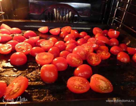 Разогреть духовку на 220 градусов установить противень  на средней и нижней уровень. Запекать помидоры с 5 чайными ложками оливкового масла, приправить солью и перцем, и запекать на нижней полке духовки до мягкости и пока не полопаются, около 30-40 минут. 