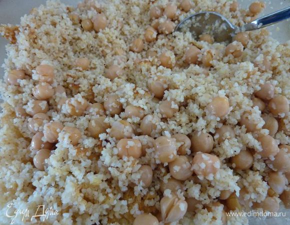 Между тем, готовить булгур в соответствии с инструкциями на упаковке. Пересыпать  в большую миску, приправить солью и перцем, добавьте нут.