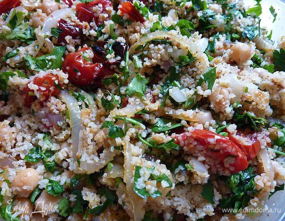 Добавьте петрушку, помидоры, лук, 1 ст.л. оливкового масла и лимонного сока по вкусу. 