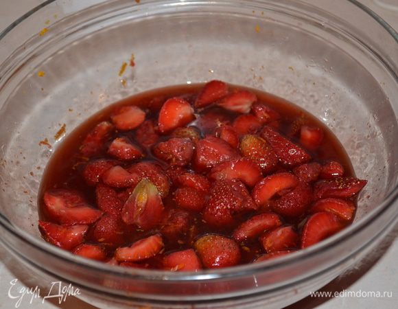 Клубнику моем, режем на кусочки. Добавляем бальзамический уксус, мед, сок и цедру апельсина, и оставляем мариноваться минимум 2 часа.