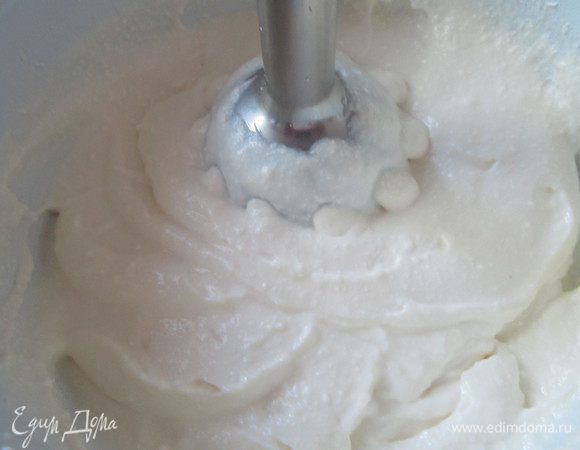 Творог с йогуртом взбить блендером. Добавить ванилин, сахарную пудру,молоко с желатином, перемешать.
