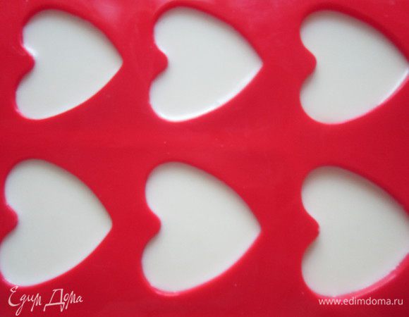 Сверху доливаем оставшуюся творожную массу. И ставим в холодильник до застывания. 