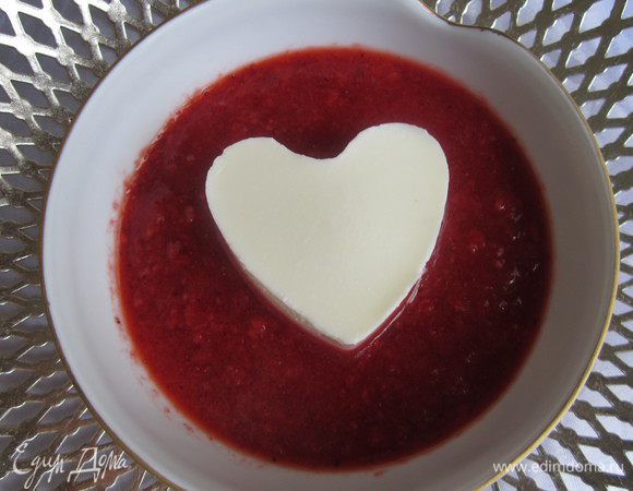 Клубнику взбить с сахарной пудрой. На тарелку налить перетёртую клубнику и выложить сердечко. Приятного аппетита!