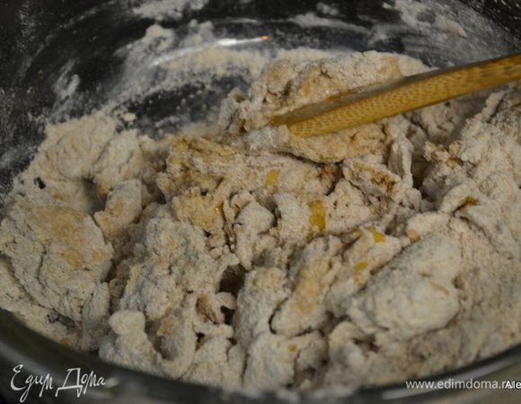 Смазать противень растит.маслом.
Смешать в большой емкости муку, соль и дрожжи.
Добавить мед и олив. масло и теплую воду. Перемешиваем  деревянной ложкой. Затем руками.