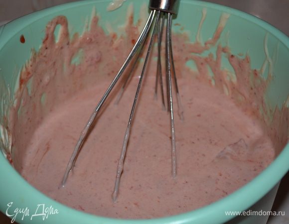 Смешиваем сливки, клубничное пюре и кусочки клубники.