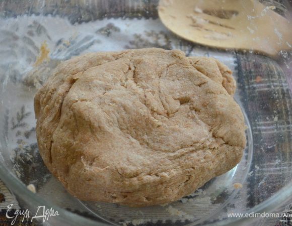 Рабочую поверхность припылим мукой. И месить тесто 5 мин. до эластичного состояния.