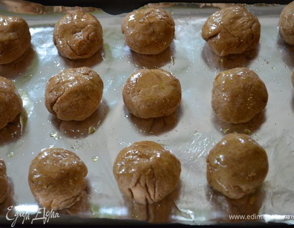 Каждый сформированный шарик смажем сверху растит.маслом. Поставим в теплое место на расстойку на 40 мин. где нет сквозняка. У меня это СВЧ.