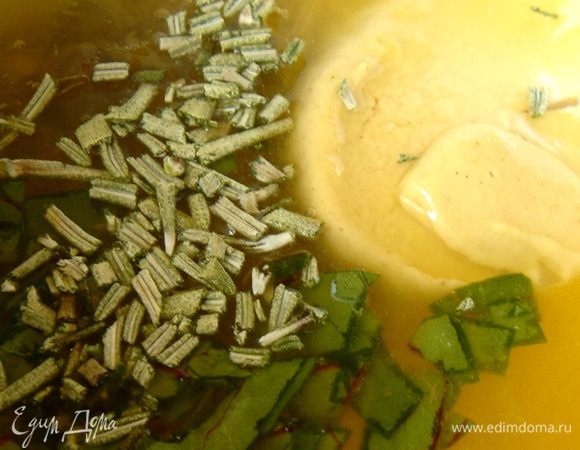 Апельсин очистить ножом от шкурки вместе с плёнками. Вырезать сегменты без плёнок. Из оставшегося апельсина отжать сок. Соединить все ингредиенты заправки, взбить и залить частью заправки свеклу. Мариновать свеклу в течении 30 минут.