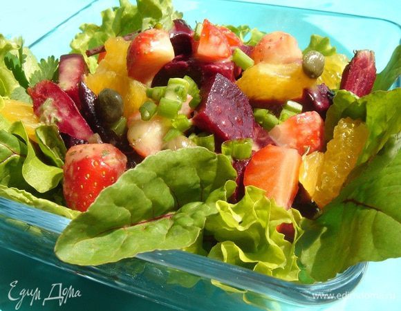 Клубнику очистить от хвостиков и разрезать на 4 части. Соединить все ингредиенты салата, полить оставшейся заправкой и немедленно подать к столу. Приятного аппетита!