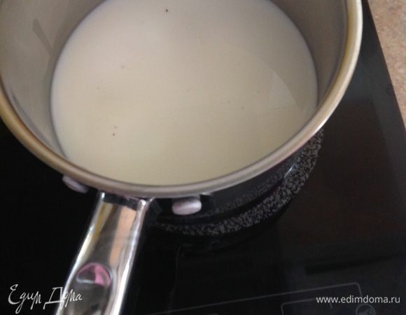 В кастрюльке на малом огне начинаем нагревать молоко.