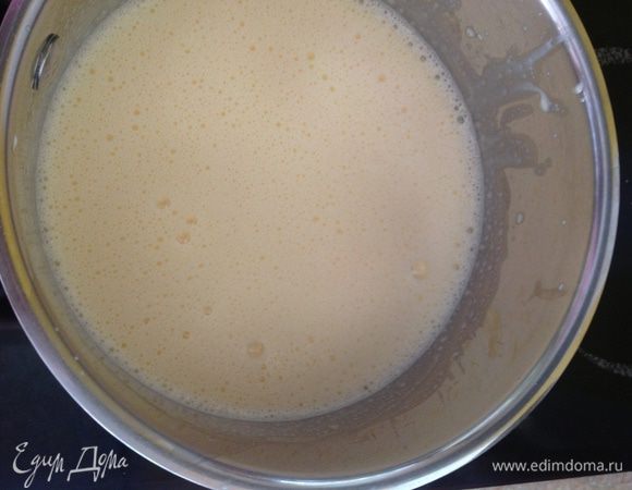 Постепенно вливаем желтки с сахаром в горячее молоко, постоянно помешивая.... доводим до кипения.... не оставляйте этот процесс не на секунду!!! Продолжайте все время мешать...