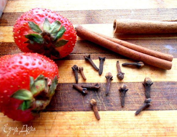Для аромата добавим гвоздику и корицу в палочке!