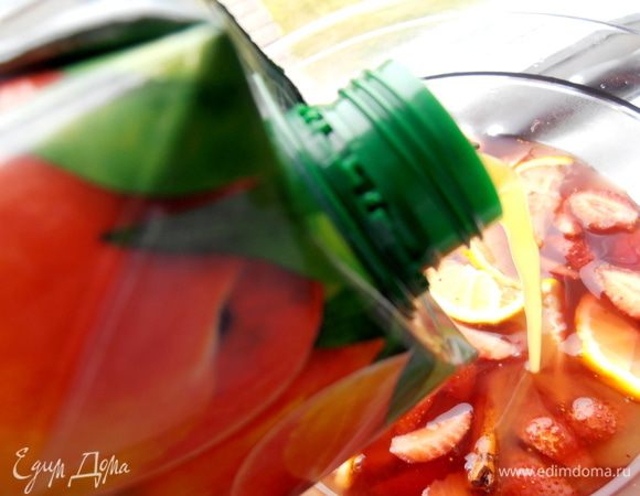 И вот персиковый нектар (мои мальчишки его любят!)...отлично вписался к клубничке!