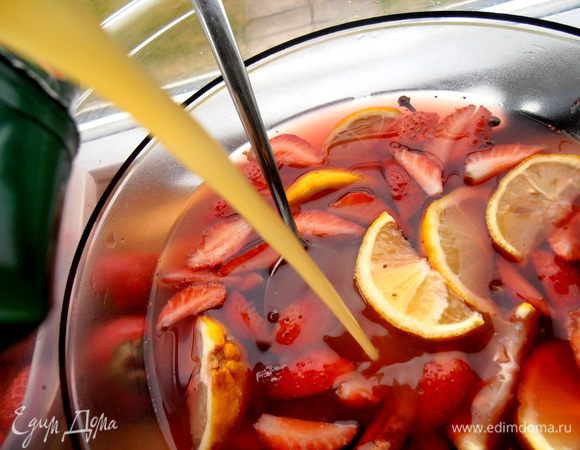 Пробуем на вкус и смотрим,чего не хватает))) На самом деле напитку лучше немного настояться до подачи в холодильнике!