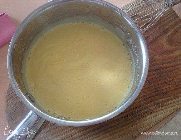 Крем загустеет... через 2-3 минуты после закипания.... снимите с огня...