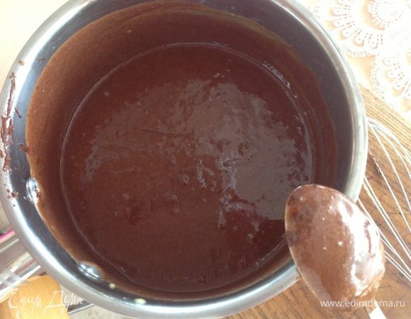 Шоколад разломать на кусочки и добавить в горячий крем, мешать до полного растворения! Шоколада))) Остудить...