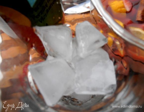 А не хватает,конечно,льда! Отмеряем стакан кубиков из льда...