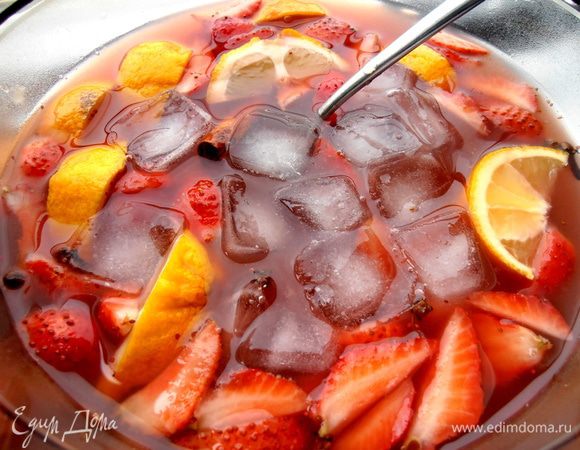 И высыпаем к напитку...Перемешиваем и разливаем по широким стаканам.