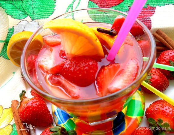 Кусочки клубники в напитке в процессе вечера можно скушать))) Они вполне вкусные остаются)))