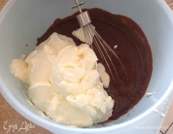 Сливки взбить до крутых пиков и аккуратно  ввести в яично-молочно-шоколадную массу. Крем ,,Бавария " - готов!!!!!