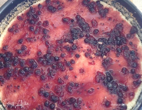 Первый корж пропитываем ромом и покрываем небольшим количеством джема.