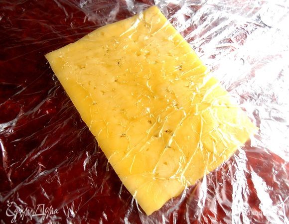 Теперь внимание! На сыр нужно плеснуть кипятка! В прямом смысле! Детям лучше не присутствовать на кухне...