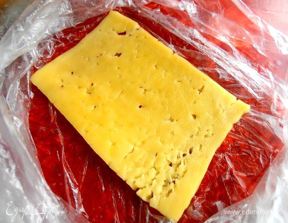Через пакет аккуратно раскатать скалкой тёплый сыр равномерным слоем...Открываем и смотрим,что получилось)))