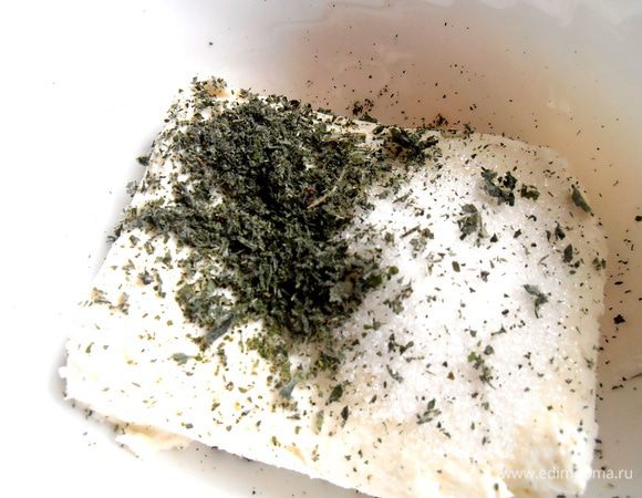 К клубнике отлично подходит мята...У меня сухая только!