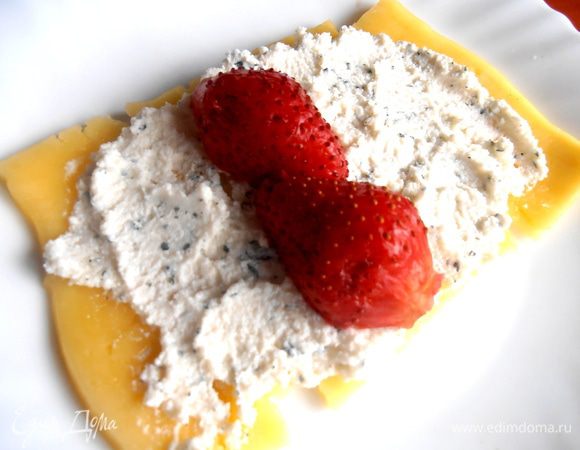 Сверху разрезанную ягодку...Если она мелкая,то разрезать не надо!