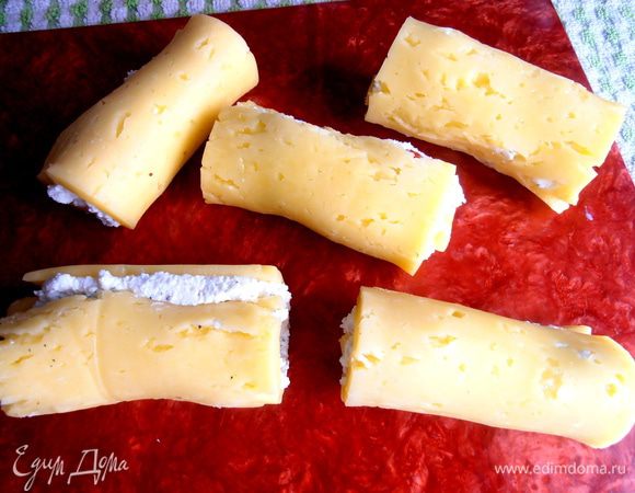 Остальные 4 кусочка сыра зашпариваем по-очереди и заворачиваем остальные рулетики...