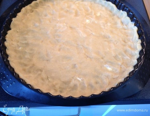 Разрезать тесто  на полоски выложить ими форму для выпечки, придавить пальцами и сформировать бортики. 