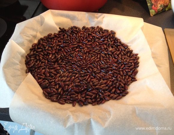 Постелить на тесто бумагу для выпечки, засыпать фасоль (горох). Выпекать при температуре 180 градусов 12-15 минут.