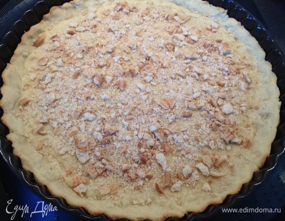 Снять груз с теста, посыпать крошку из печенья.