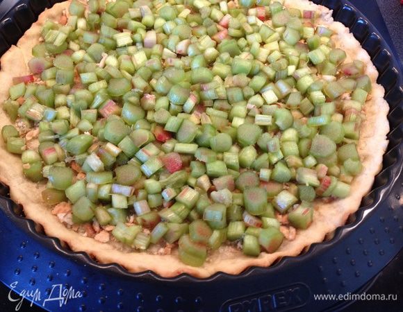 Выложить на тесто с крошкой ревень без сока.