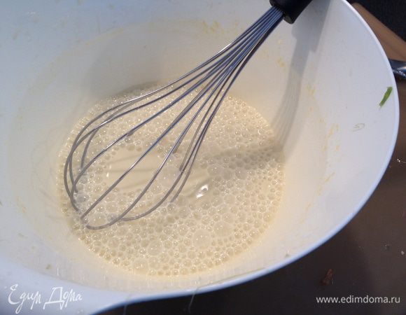 Сок ревеня смешать с яйцом, ванилином, сметаной и залить пирог.