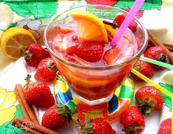 Рецепт домашней Сангрии здесь (http://www.edimdoma.ru/retsepty/55626-klubnichnaya-sangriya-klubnichnyy-bum)