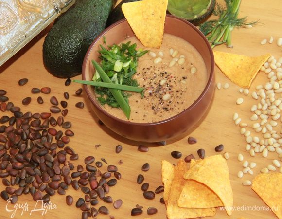 Добавить нарезанную зелень и дать настояться минут 15. Подавать с начос или гренками.
