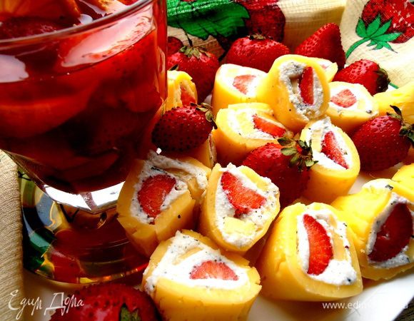 К Сангрии можно подать рулетики из сыра и творога (http://www.edimdoma.ru/retsepty/55628-syrnye-ruletiki-s-letney-nachinkoy-vkus-leta)