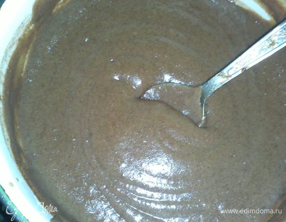 Сначала готовим заварной крем.
Подогреваем молоко и растапливаем в нем шоколад и сахар
Яйца взбиваем подсыпаем к ним муку и ванилин
Пока молоко не закипело, ввести в него тонкой струйкой яичную массу.
Варим крем до небольшого загустения, постоянно помешивая
Снимаем с плиты и даем немного остыть
В размягченное  сливочное масло по ложке добавляем крем и перемешиваем
Крем готов!