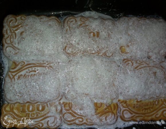 Далее берем печенки и по одной купаем их в сливках и выкладываем в форму.
Первый слой печенье