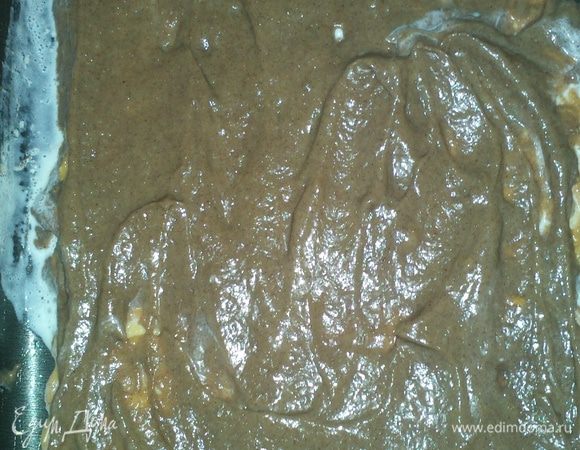 На первый слой наносим заварной крем и опять слой печенья (опять предварительно искупавшегося в сливках)