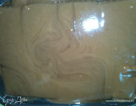 Далее готовим ганаш. Подогреваем сливки и растапливаем шоколад и масло. Когда все смешалось в однородную массу,снять с огня и дать немного остыть. Полить наш тортик и отправить в холодильник на часа 3,а лучше на ночь. 
Украсить ягодками и мороженым. В летний день такой тортик очень хорош и жар от плиты не мучает. Всем приятного аппетита.