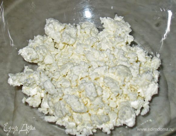 Берем творог. У меня вот такой, т.е. какой имеется на рынке. 