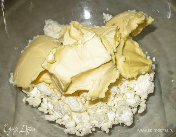 Добавляем сливочное масло и хорошо перетираем с творогом. 